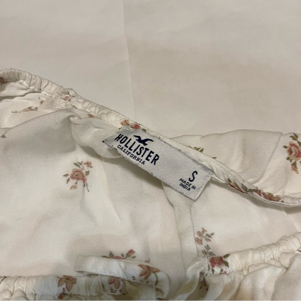 67. Hollister White Floral Blouse - Picture 4 of 7